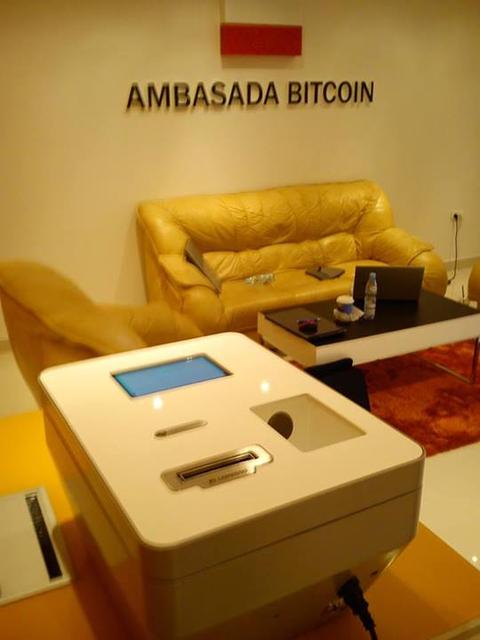 Bitcoin na wyciągnięcie ręki - pierwszy "bankomat" w Polsce
