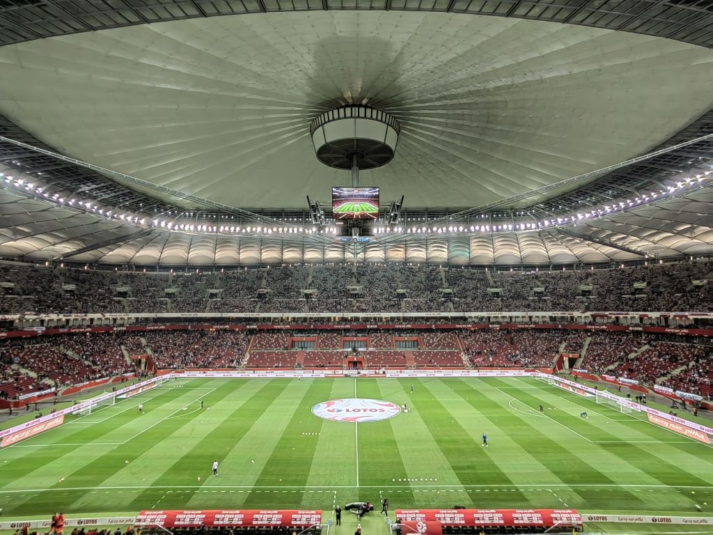 Zdjęcie dobrze oświetlonego stadionu ujawnia niedostatki