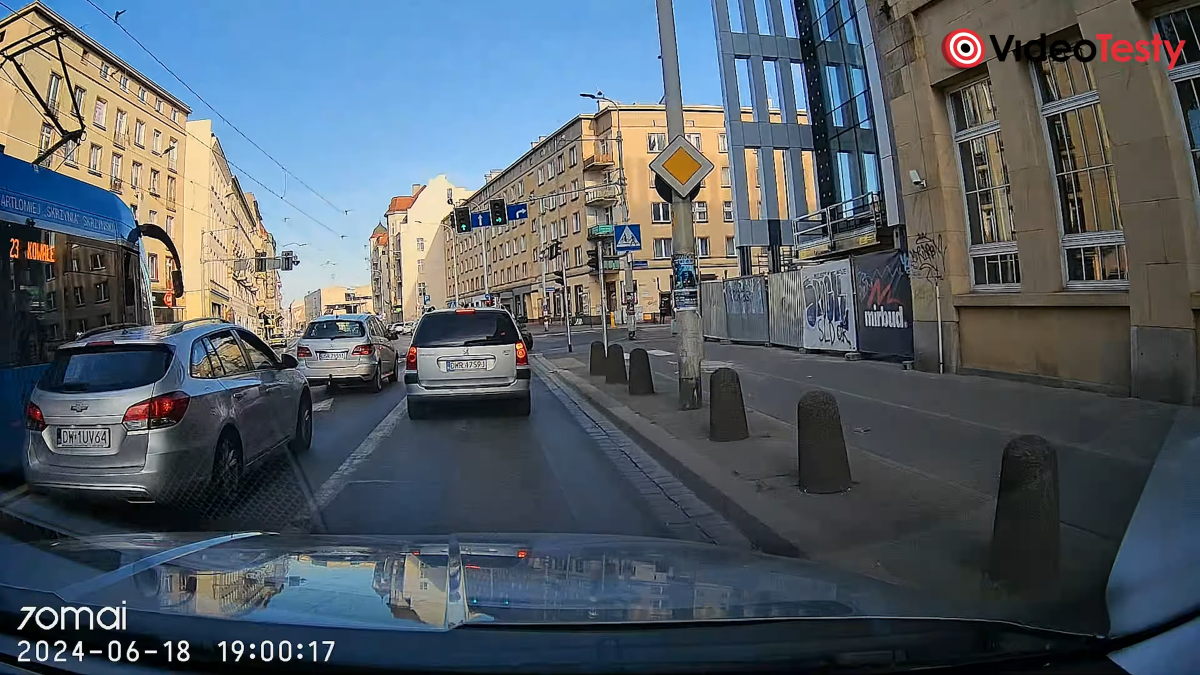 Kadr z nagrania 70mai A200 Dual set za dnia