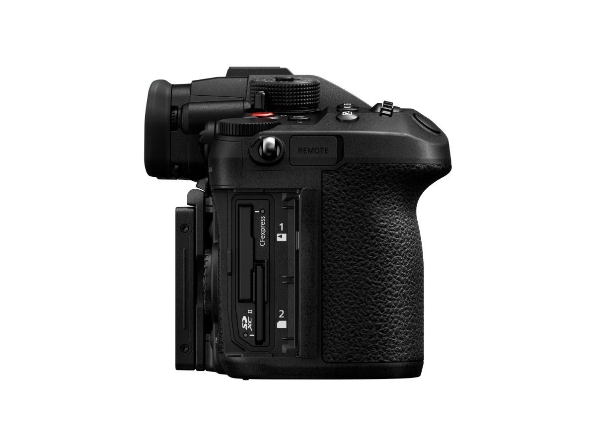 Boczne wejście SD w kamerze Lumix GH7 na białym tle