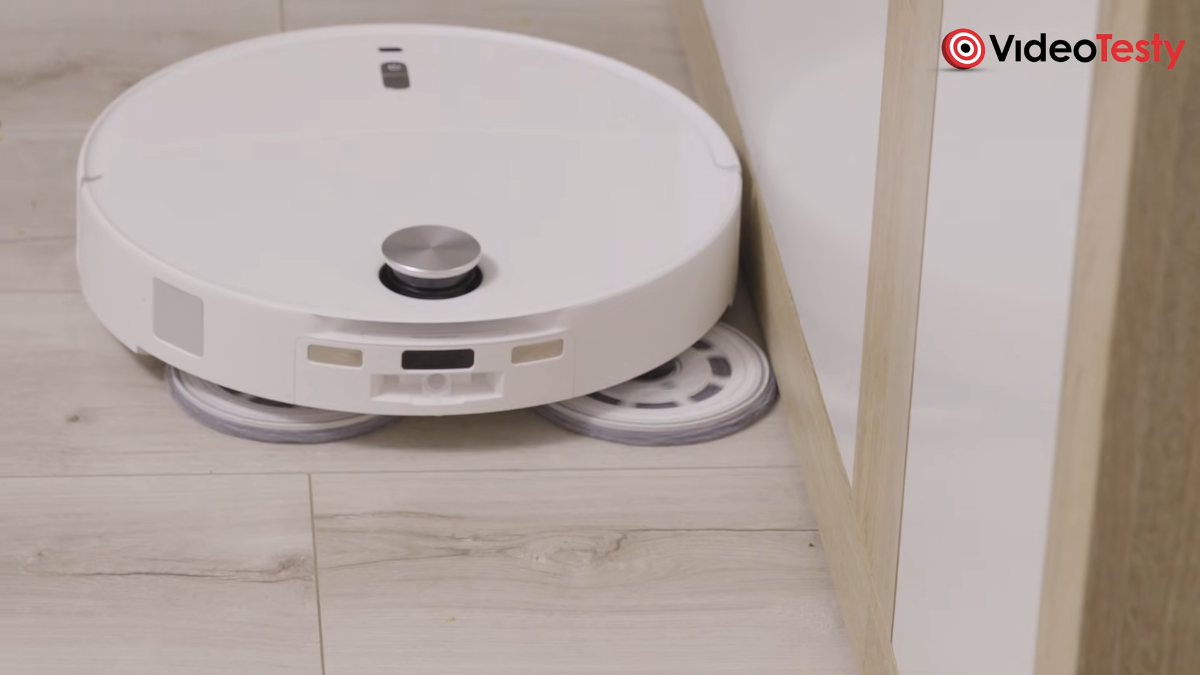 Roborock Qrevo Edge 2 Pro wysuwający dysk na panelach w stronę mebli