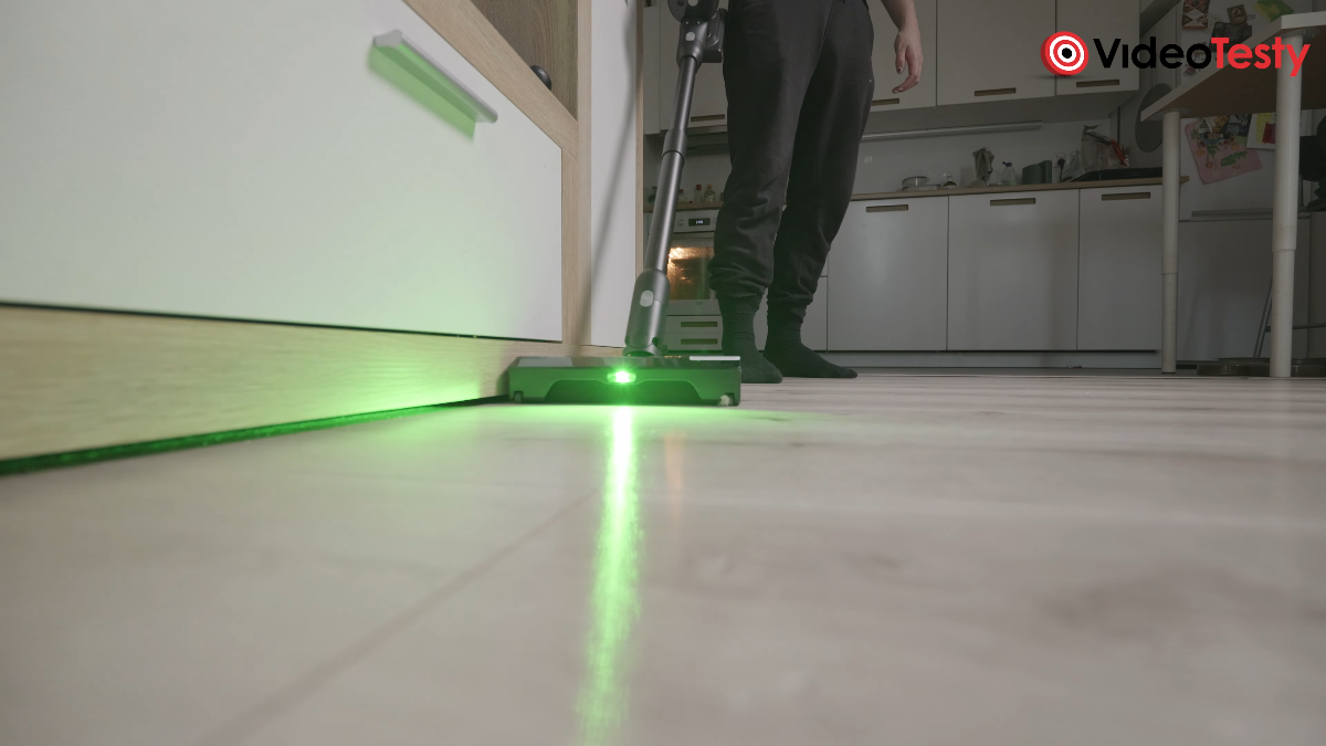 Roborock H60 Hub Ultra z poziomu ziemi podczas sprzątania