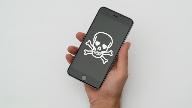 Każda Osoba na Świecie Może Włamać się do Twojego iPhone'a!