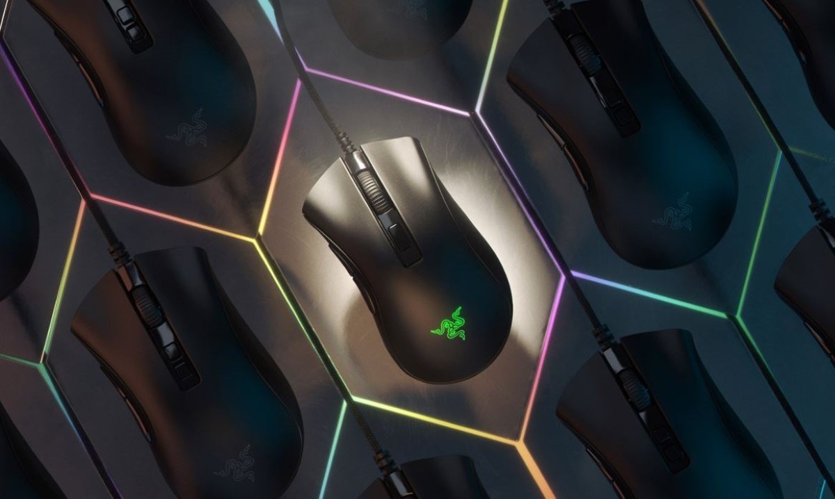 Razer Deathadder V2 Mini na heksagonalnym tle