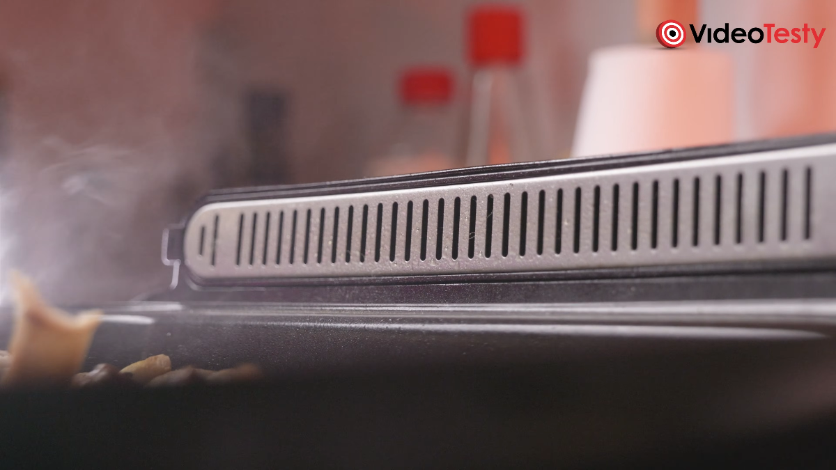 Zbliżenie na metalowy filtr działający w Panasonic NF-GM600 jak wyciąg dymu