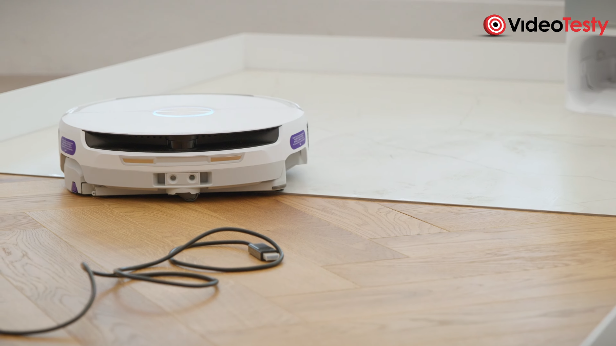 Spojrzenie na białego robota na panelach od tyłu