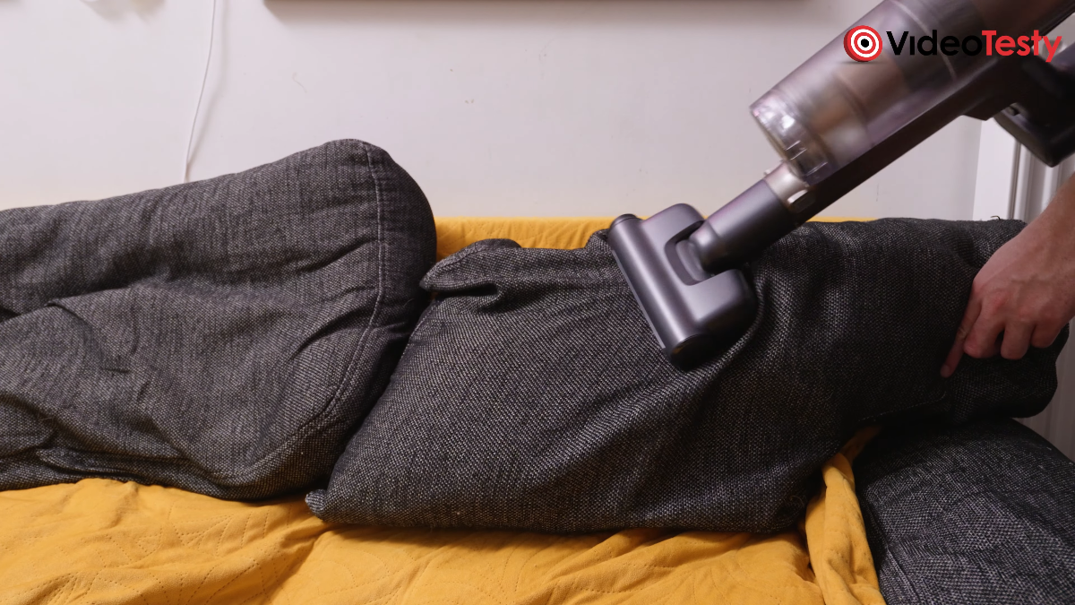 Wykorzystanie szczotki pet plus do czyszczenia sofy