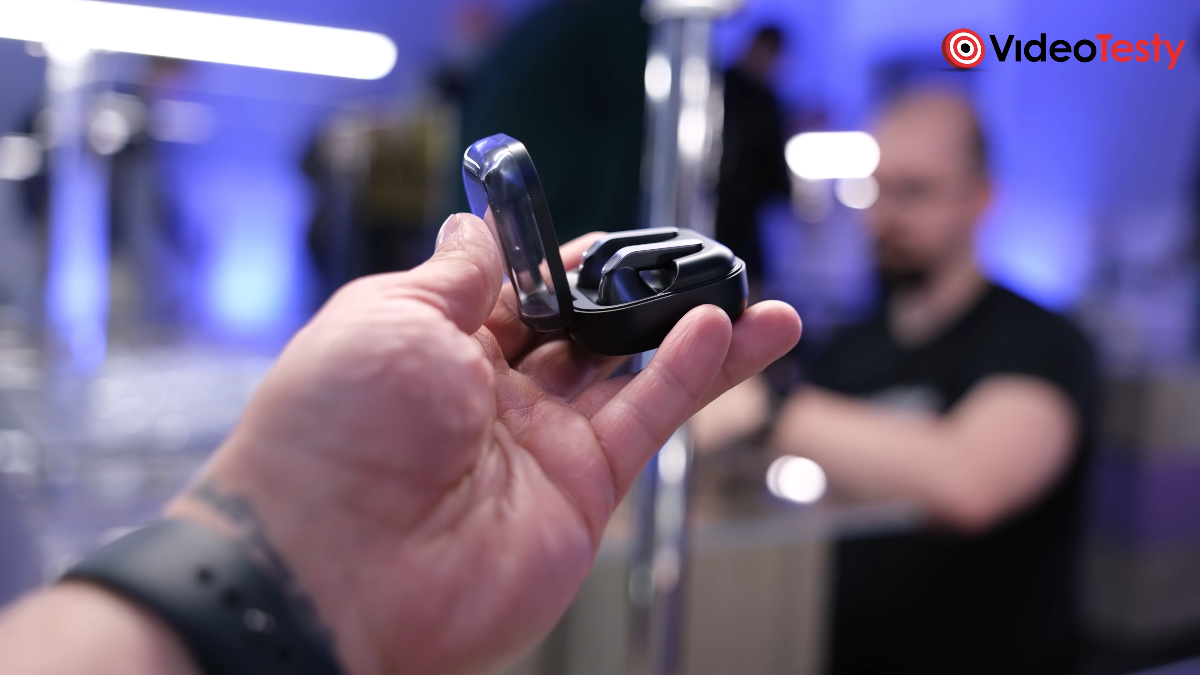 Samsung Galaxy Buds4  w dłoni