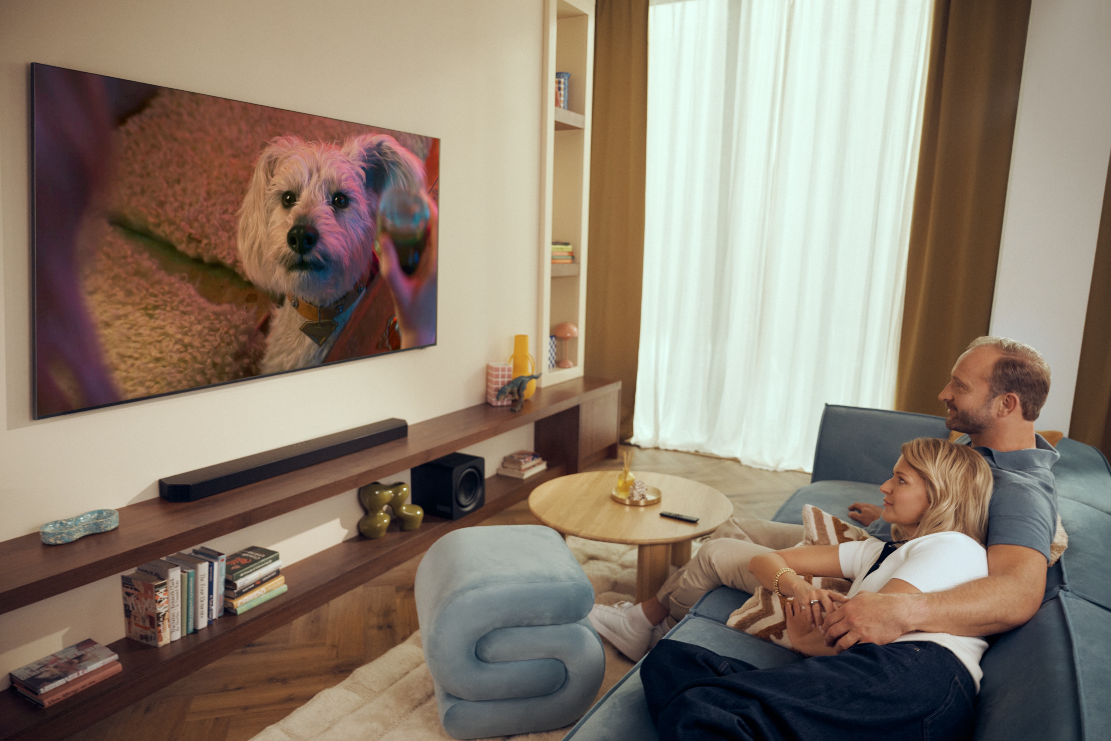 Borys Szyc w salonie z telewizorem Samsung