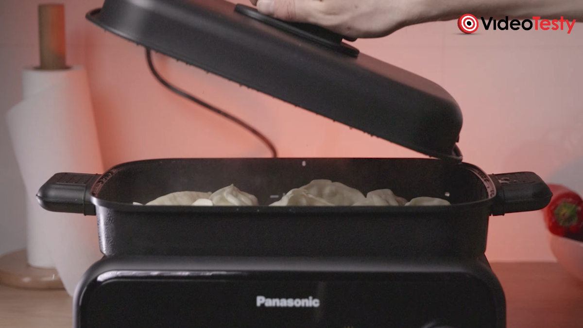 Otwieranie czarnego grilla Panasonic NF-GM600