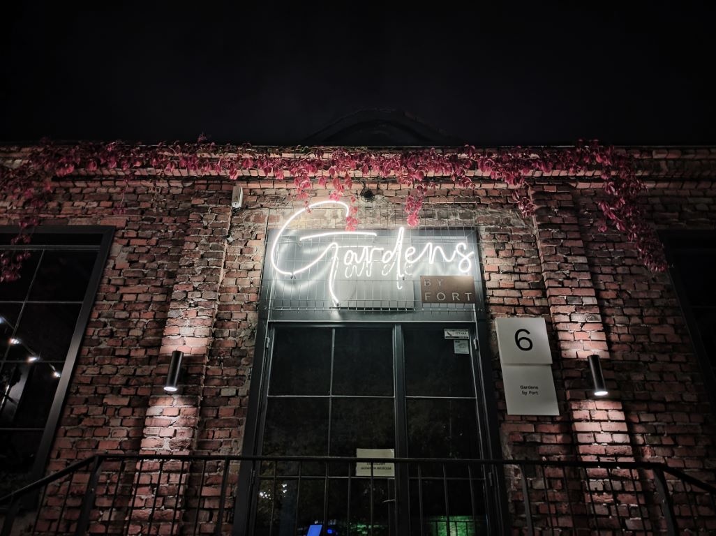 Obiektyw główny, tryb nocny - napis neonowy