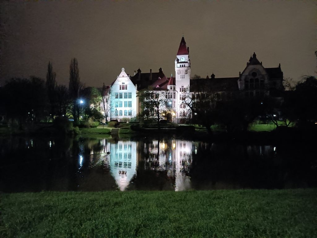 realme 8 5G z zastosowaniem trybu nocnego