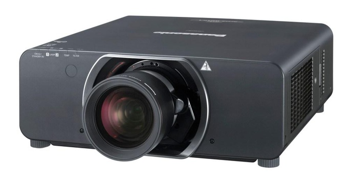 Panasonic z dwiema nowymi seriami projektorów 