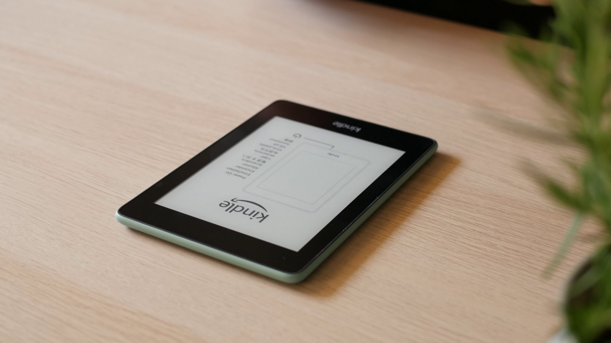 Kindle Paperwhite 4 na stole