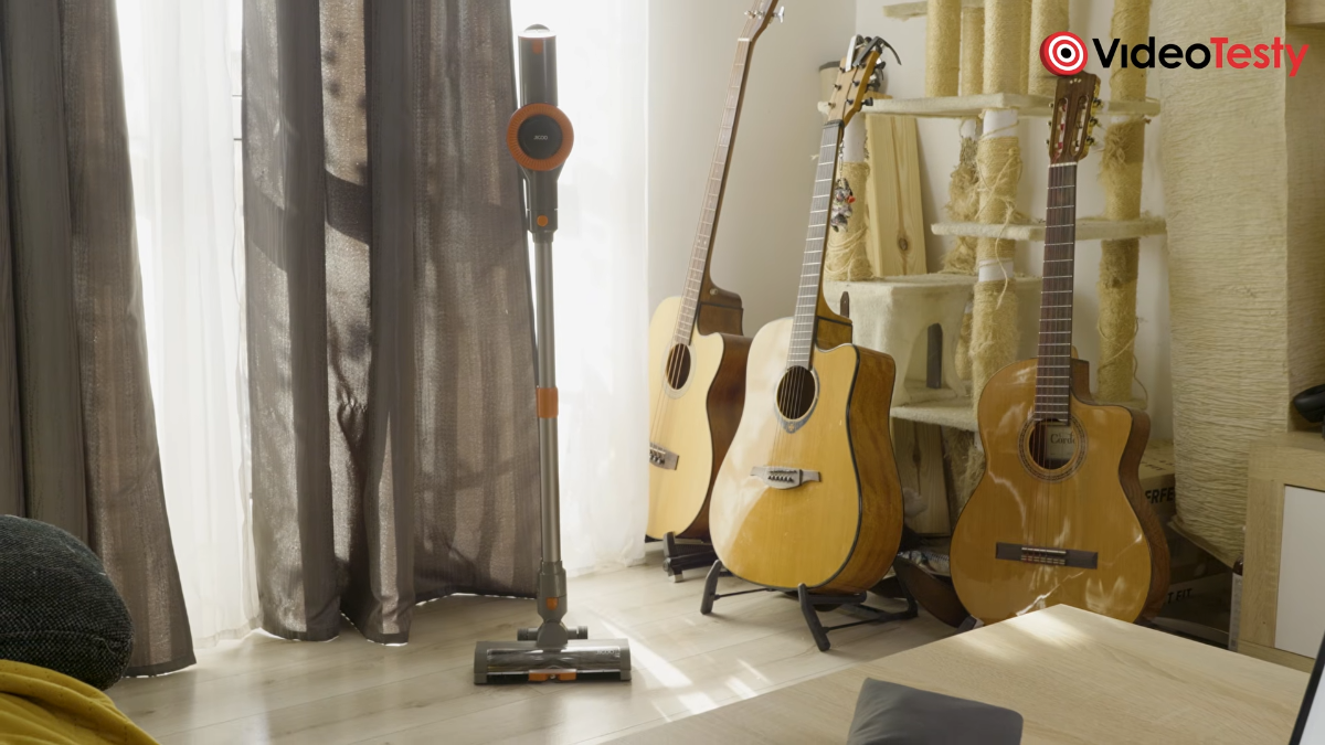 JIGOO C200 stoi w salonie