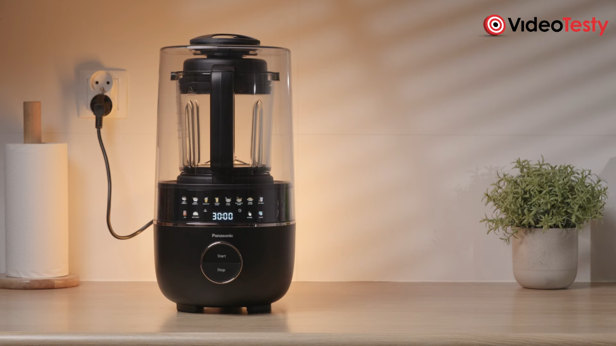 Panasonic MX-HG4401 na tle ściany w kuchni podświetlonej ciepłym światłem