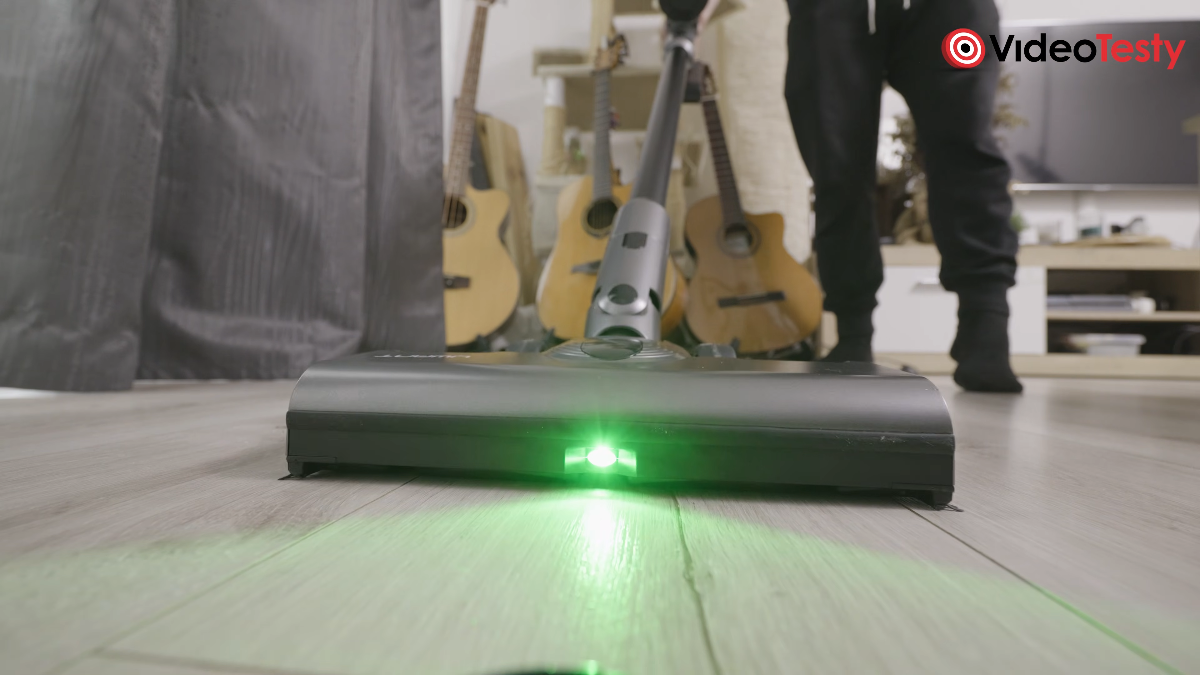 Widok z ziemi z bliska na front szarej elektroszczotki UWANT V600 ma zielone podświetlenie