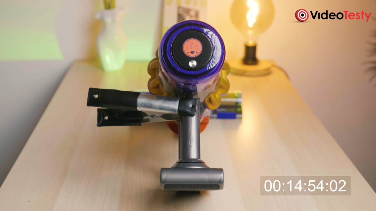Pomiar czasu pracy, Dyson V15s Detect Submarine znajduje się na stoliku
