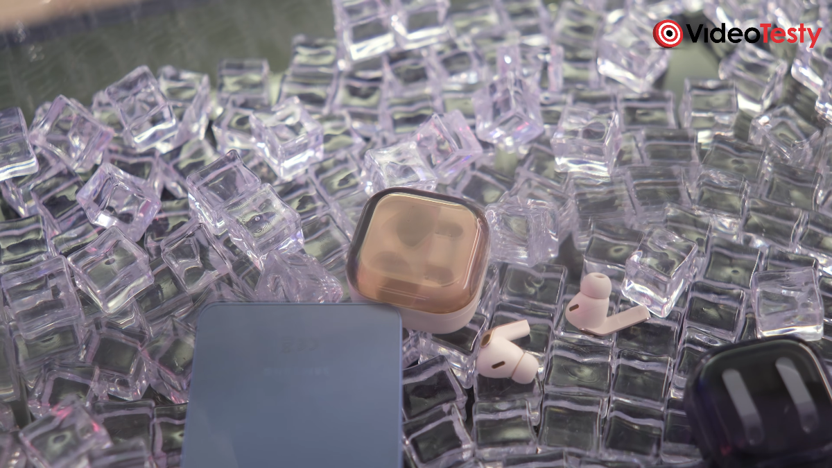 Samsung Galaxy Buds4  w etui na kostkach lodu