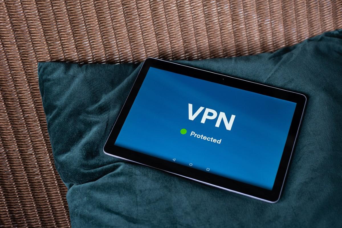 Zdjęcie tableta na poduszce, chronionego przez VPN