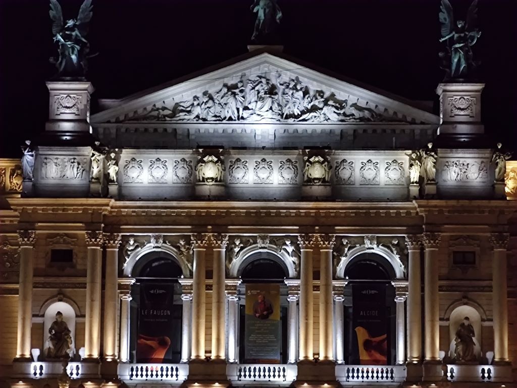 Obiektyw z 5-krotnym przybliżeniem nocą nie nada się zbytnio do zdjęć