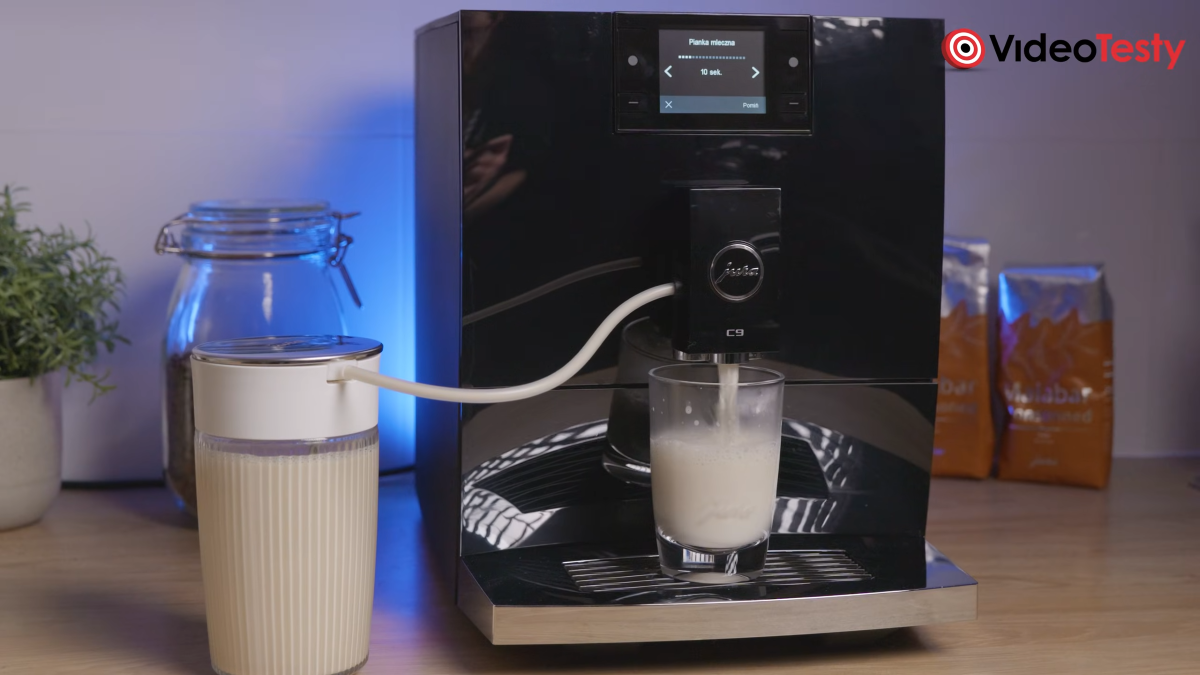 Proces nalewania mleka w Jura C9