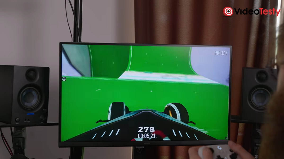Widok na monitor od frontu. Widać na nim przód samochodu w Trackmanii