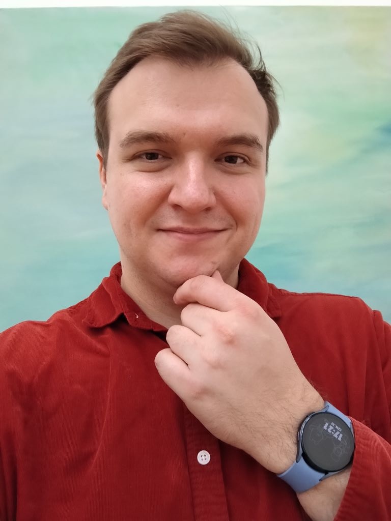 Selfie w pomieszczeniu ze sztucznym oświetleniem