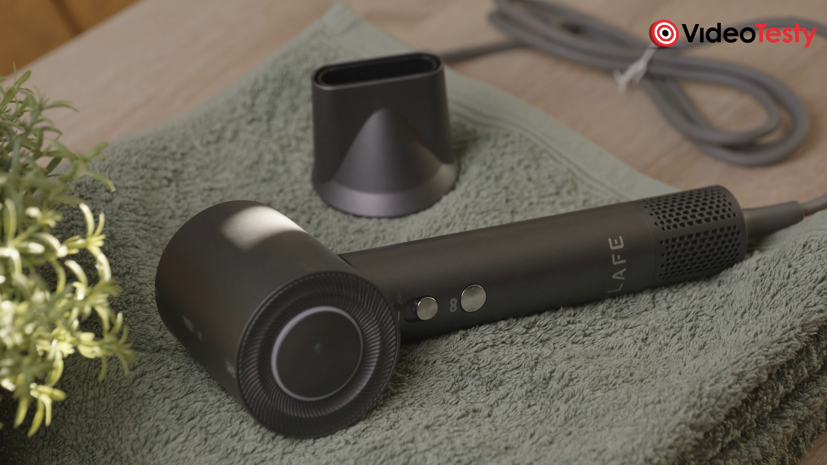 Suszarka Lafe Hair Dryer Rapida na ręczniku