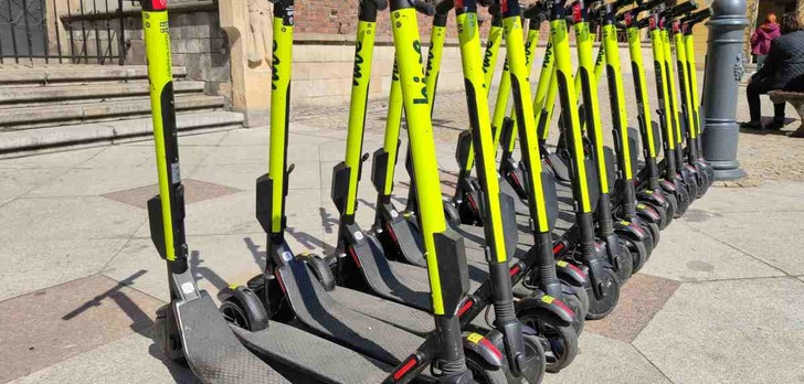 Hulajnogi elektryczne z nowymi regulacjami. Kiedy wejdą w życie?
