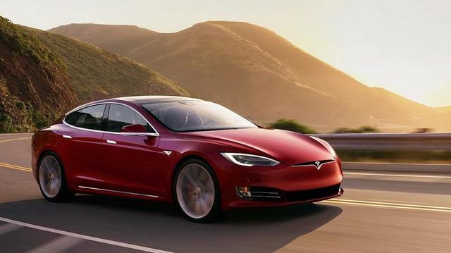 Tesla Model S zderzył się... z policyjnym radiowozem