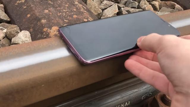 Samsung Galaxy S9 Plus vs Pociąg - Ekstremalny test wytrzymałości