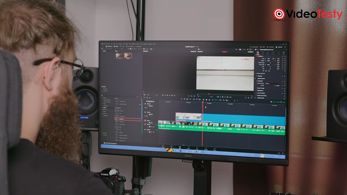 Widziany od tyłu mężczyzna pracuje na monitorze w Davinci Resolve