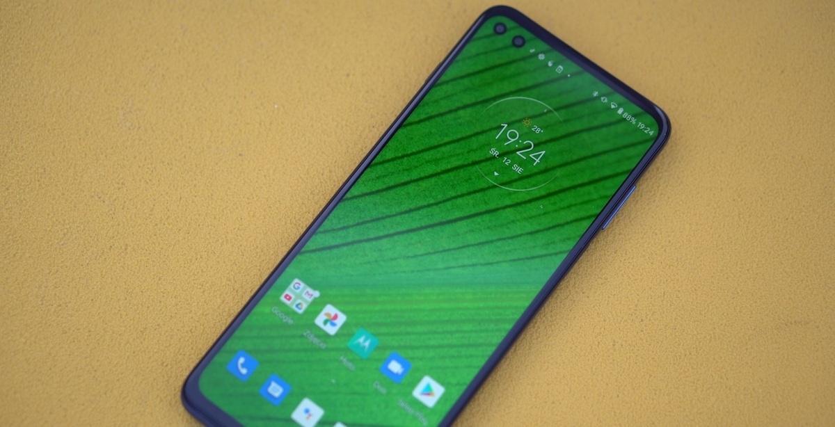 Telefony do 1000 zł nieraz mają niecodzienne rozwiązania, jak chociażby dwa aparaty