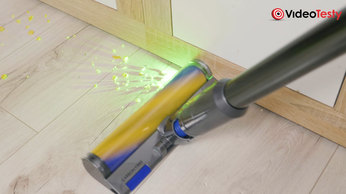 Dyson V15s Detect Submarine zbliżenie na Fluffy Optic na jasnych panelach