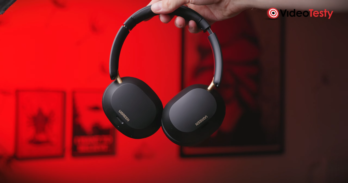 Czarne słuchawki na tle czerwonej ściany