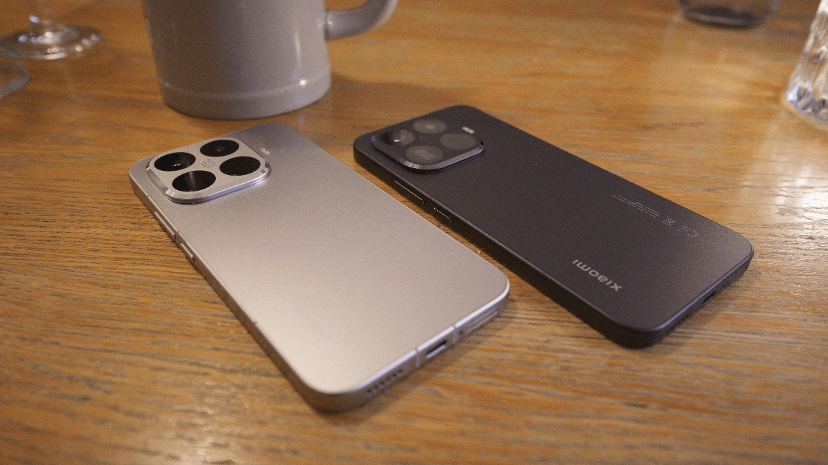 Dwa kolory Xiaomi 15T Pro (czarny oraz srebrny). Smartfony widziane z przekrzywionej perspektywy na brązowym stole