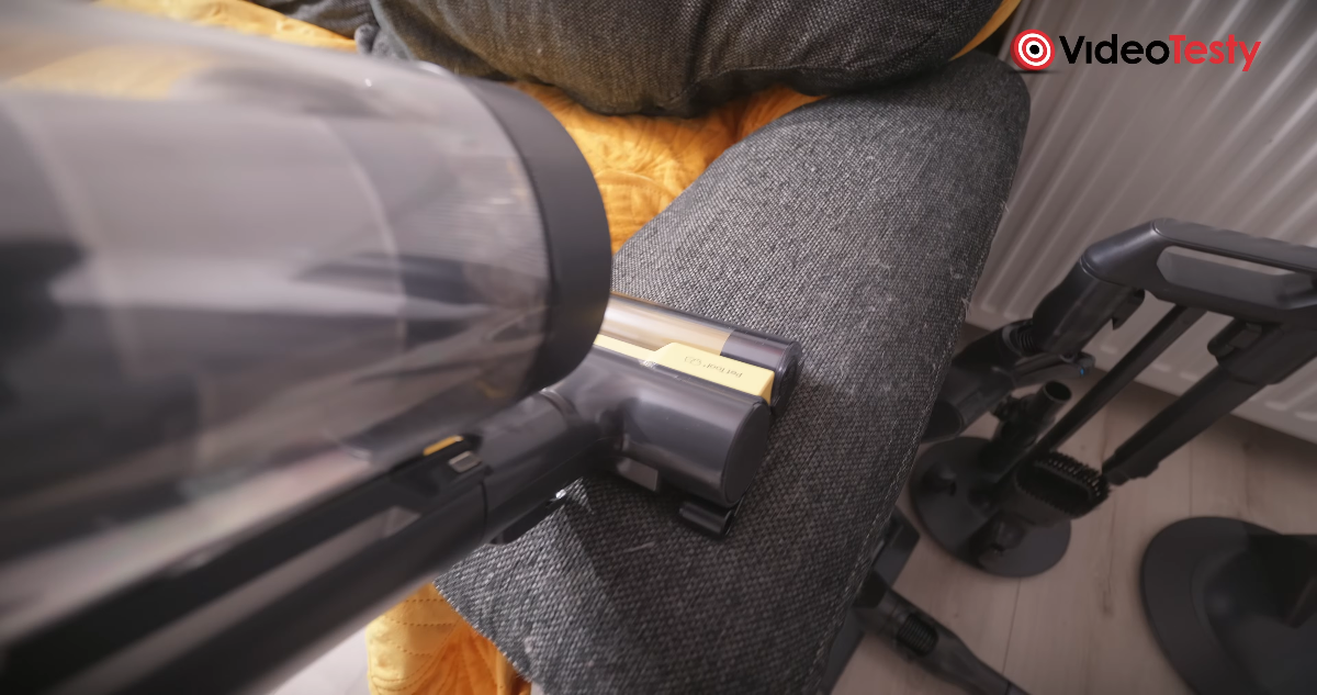 Pet Tool na sofie