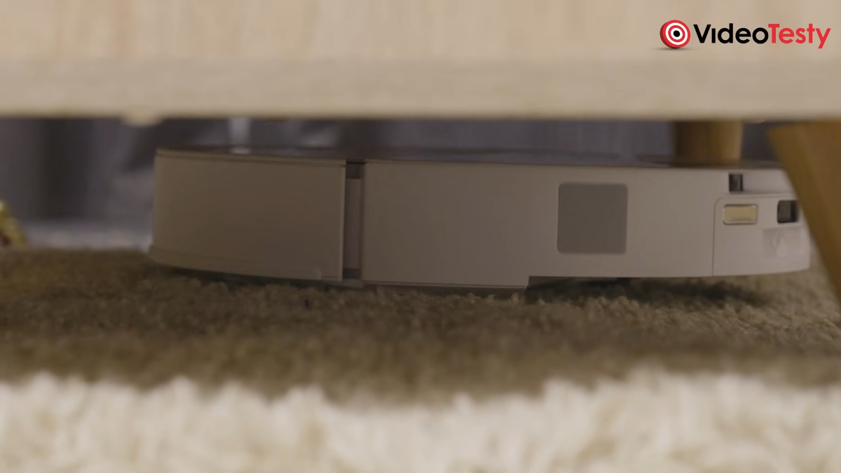 Roborock Qrevo Edge 2 Pro podnoszący się na dywanie