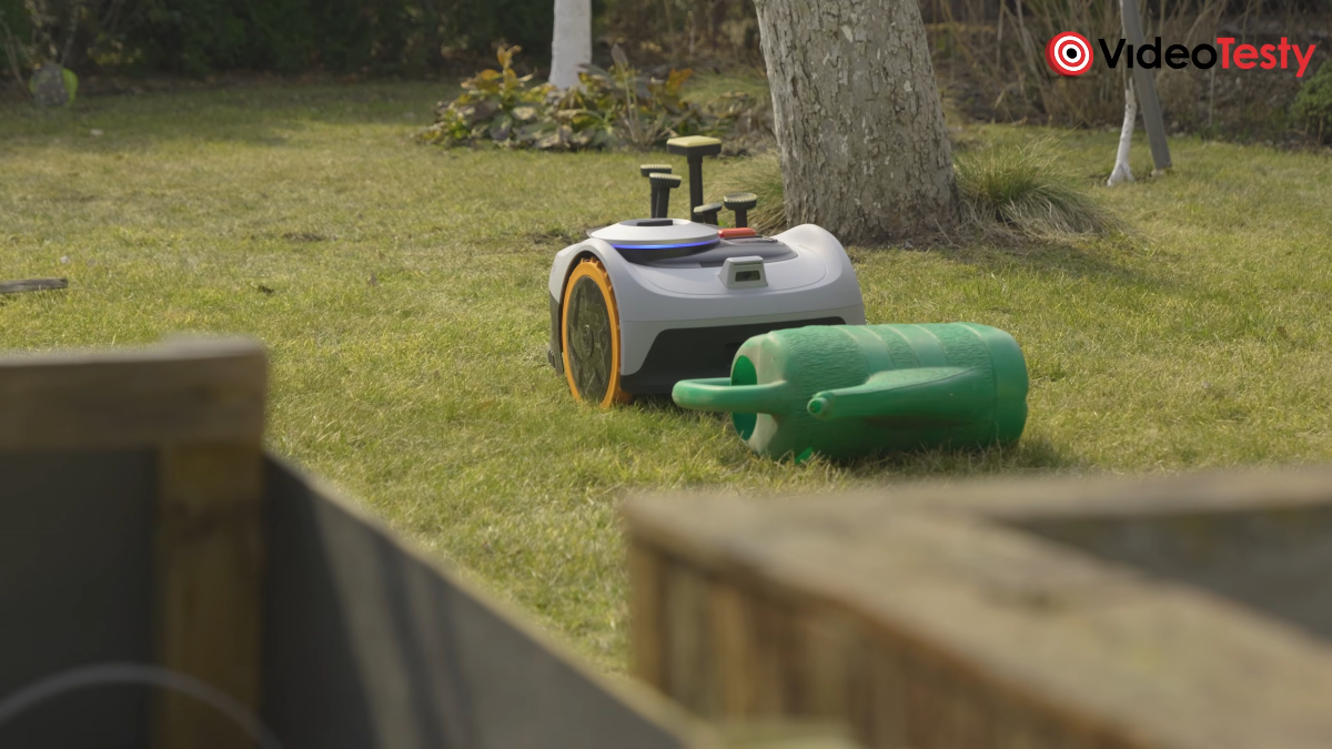 Segway Navimow i208 AWD podczas wymijania przeszkód