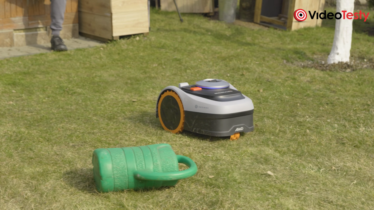 Segway Navimow i208 AWD podczas wymijania konewki