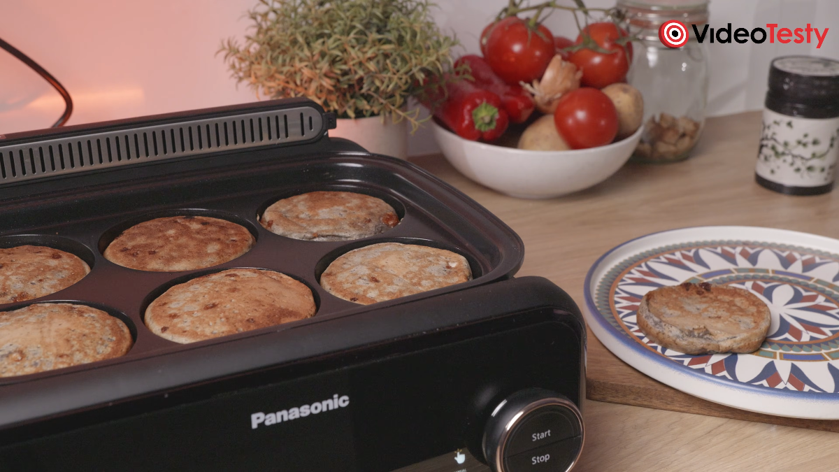Widok na brązowe pancakes w Panasonic NF-GM600