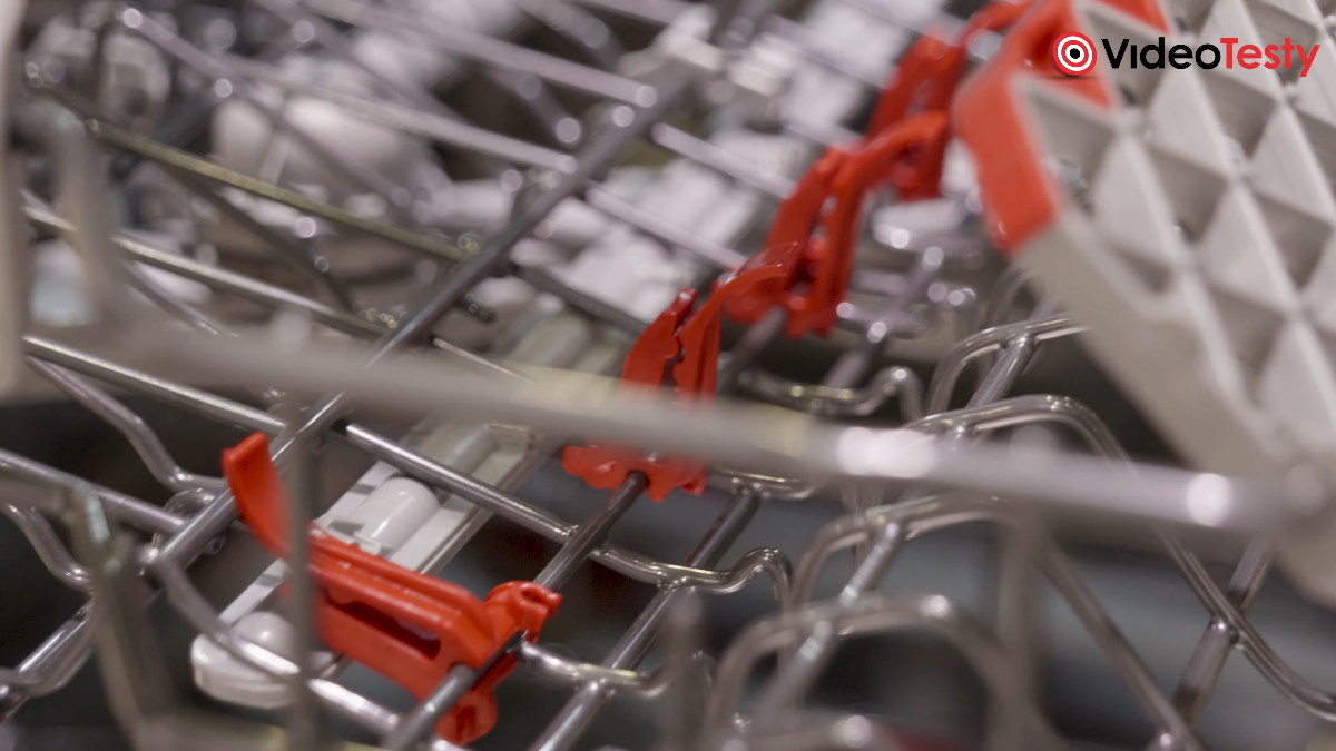Zbliżenie na lejki czyszczące butelki w zmywarce Sharp na IFA 2025