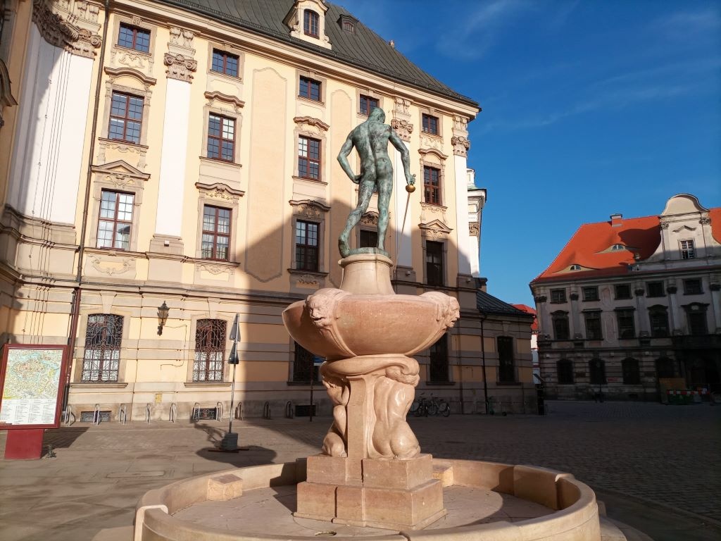 Główny obiektyw potrafi zrobić zdjęcia pełne kolorów
