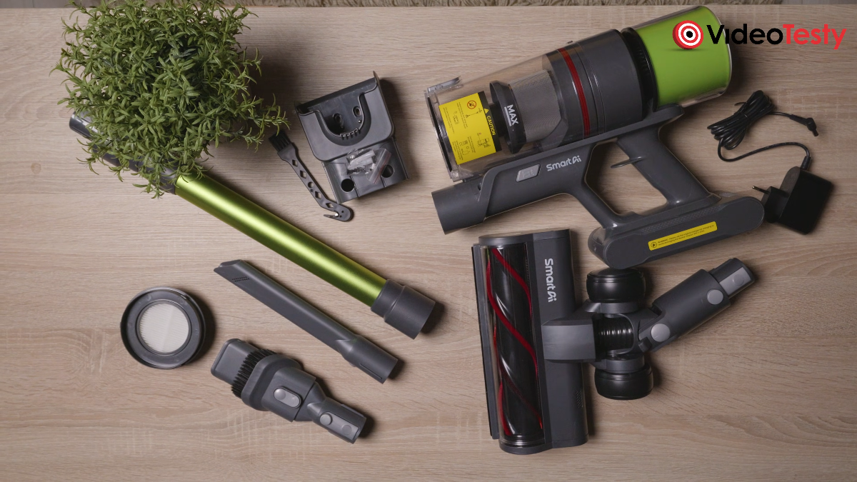 SmartAI V6 na stole z akcesoriami