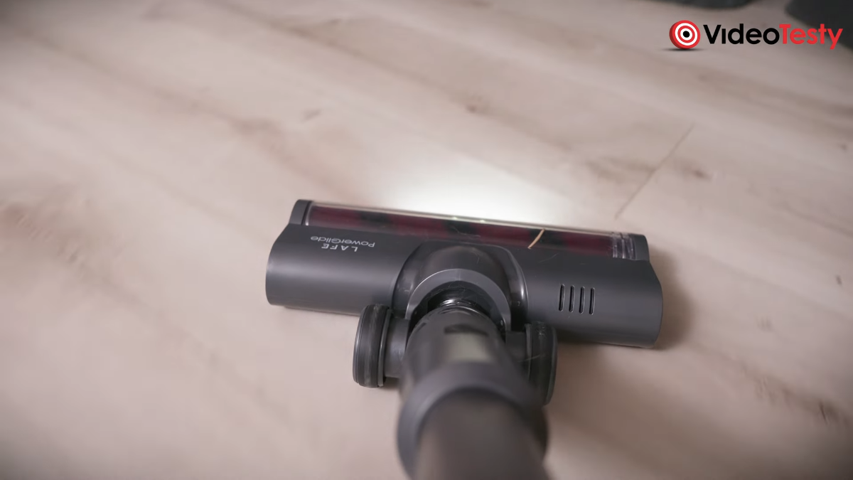 Perspektywa z bliska na odkurzanie przy pomocy czarnej elektroszczotki