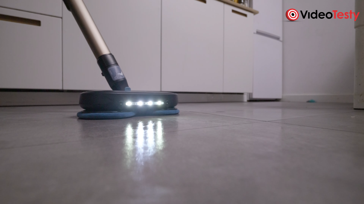 Polerowanie podłogi z pomocą Electrolux Absolute Hygienic 800