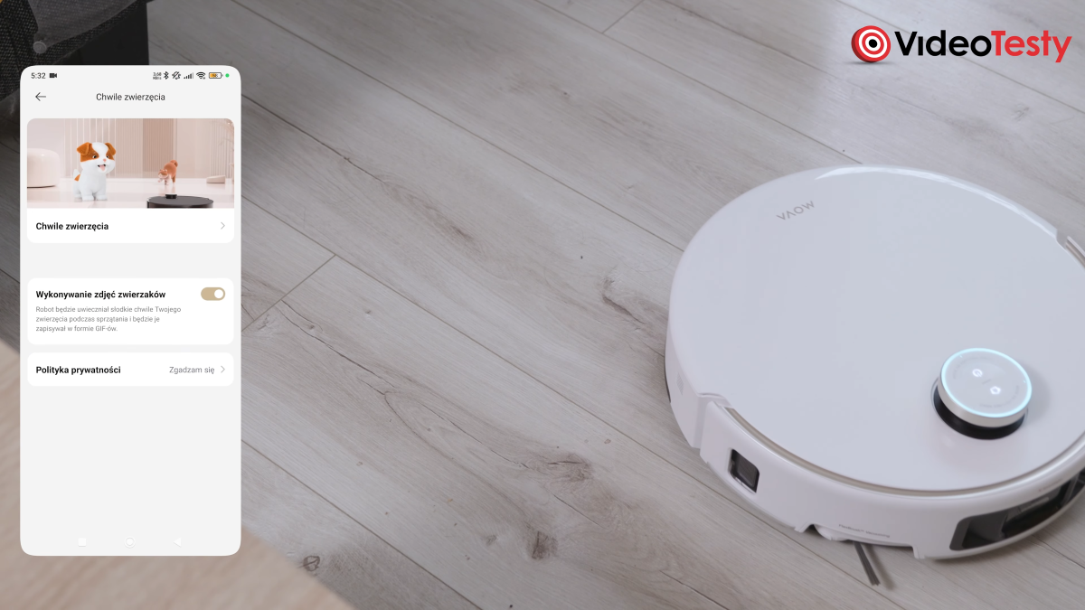 Sekcja pielęgnacji zwierzaka po lewej, biały sprzątający robot po prawej