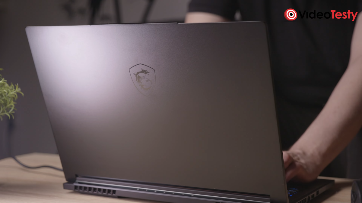 Widok na szare plecy laptopa