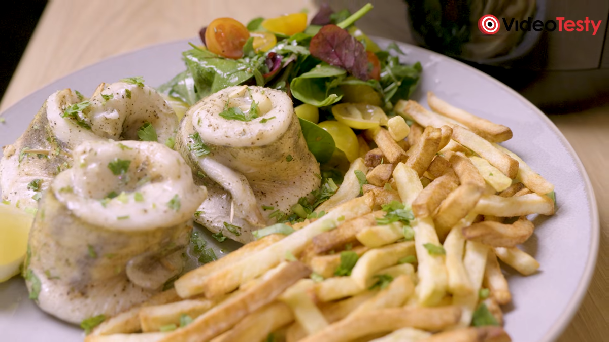 Gotowa ryba z BlendyGo Air na talerzu koło frytek